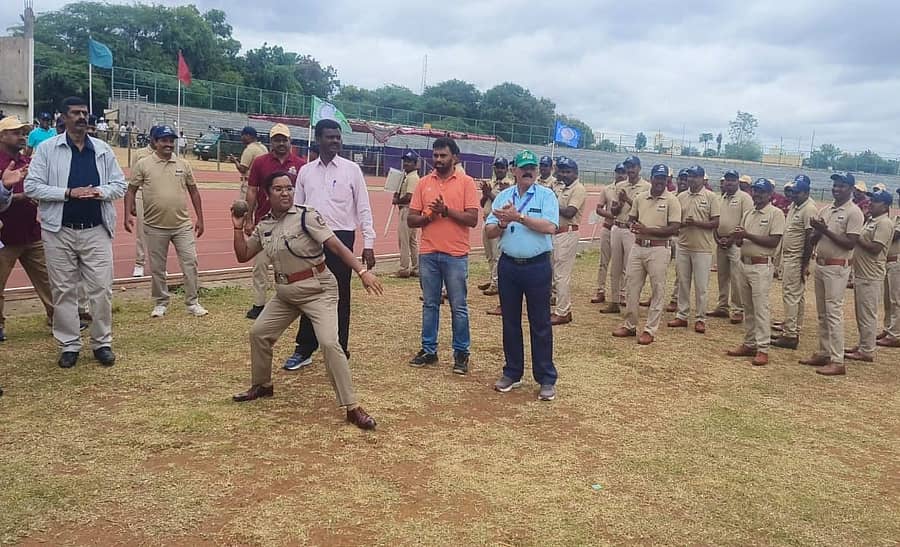 ಚಾಮರಾಜನಗರದ ಜಿಲ್ಲಾ ಕ್ರೀಡಾಂಗಣದಲ್ಲಿ ಬುಧವಾರ ಅರಣ್ಯ ಇಲಾಖೆ ಕ್ರೀಡಾಕೂಟವನ್ನು ಜಿಲ್ಲಾ ಪೊಲೀಸ್ ವರಿಷ್ಠಾಧಿಕಾರಿ ಬಿ.ಟಿ.ಕವಿತಾ ಗುಂಡು ಎಸೆಯುವ ಮೂಲಕ ಉದ್ಘಾಟಿಸಿದರು