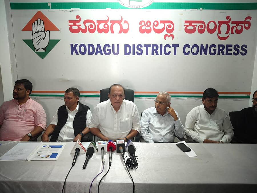 ಕೆಪಿಸಿಸಿ ಪ್ರಚಾರ ಸಮಿತಿ ಅಧ್ಯಕ್ಷ ವಿನಯ್‌ಕುಮಾರ್ ಸೊರಕೆ ಅವರು ಬುಧವಾರ ಮಡಿಕೇರಿಯ ಕೊಡಗು ಜಿಲ್ಲಾ ಕಾಂಗ್ರೆಸ್ ಕಚೇರಿಗೆ ಭೇಟಿ ನೀಡಿ ಪಕ್ಷದ ಪದಾಧಿಕಾರಿಗಳನ್ನು ಉದ್ದೇಶಿಸಿ ಮಾತನಾಡಿದರು