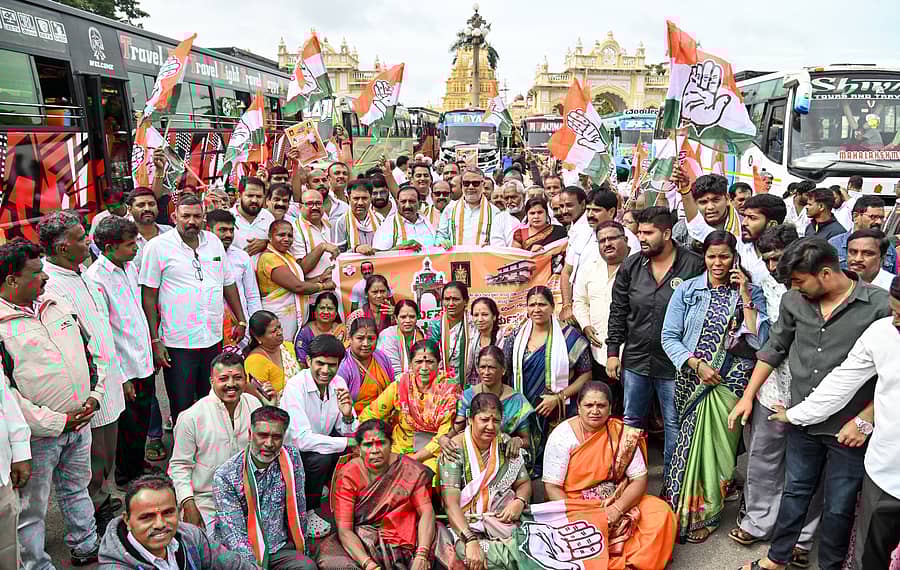 ಮೈಸೂರಿನ ಕೋಟೆ ಆಂಜನೇಯ ದೇವಸ್ಥಾನದ ಮುಂಭಾಗ ಚಾಮರಾಜ ಕ್ಷೇತ್ರದ ಕಾಂಗ್ರೆಸ್‌ ಸಮಿತಿಯು ಆಯೋಜಿಸಿದ್ದ ಧರ್ಮಸ್ಥಳ ಯಾತ್ರೆ ಕಾರ್ಯಕ್ರಮಕ್ಕೆ ಶಾಸಕರಾದ ಕೆ. ಹರೀಶ್ ಗೌಡ ಹಾಗೂ ತನ್ವೀರ್ ಸೇಠ್ ಚಾಲನೆ ನೀಡಿದರು– ಪ್ರಜಾವಾಣಿ ಚಿತ್ರ