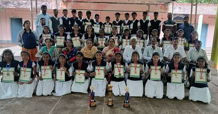 ಬೆಟ್ಟದಪುರ ಸಮೀಪದ ಭುವನಹಳ್ಳಿ ಮೂರೂರಮ್ಮ ಸರ್ಕಾರಿ ಪ್ರೌಢಶಾಲೆಯ ವಿದ್ಯಾರ್ಥಿಗಳು ಈಚೆಗೆ ನಡೆದ ವಲಯ ಮಟ್ಟದ ಕ್ರೀಡಾಕೂಟದಲ್ಲಿ ವಿಜೇತರಾಗಿದ್ದು, ಅವರನ್ನು ಅಭಿನಂದಿಸಲಾಯಿತು.