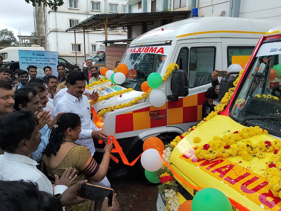 ಶಿರಸಿಯ ಪಂಡಿತ ಸಾರ್ವಜನಿಕ ಆಸ್ಪತ್ರೆಯಲ್ಲಿ ಆಂಬುಲೆನ್ಸ್ ಸೇವೆಗೆ ಶಾಸಕ ಭೀಮಣ್ಣ ನಾಯ್ಕ ಚಾಲನೆ ನೀಡಿದರು
