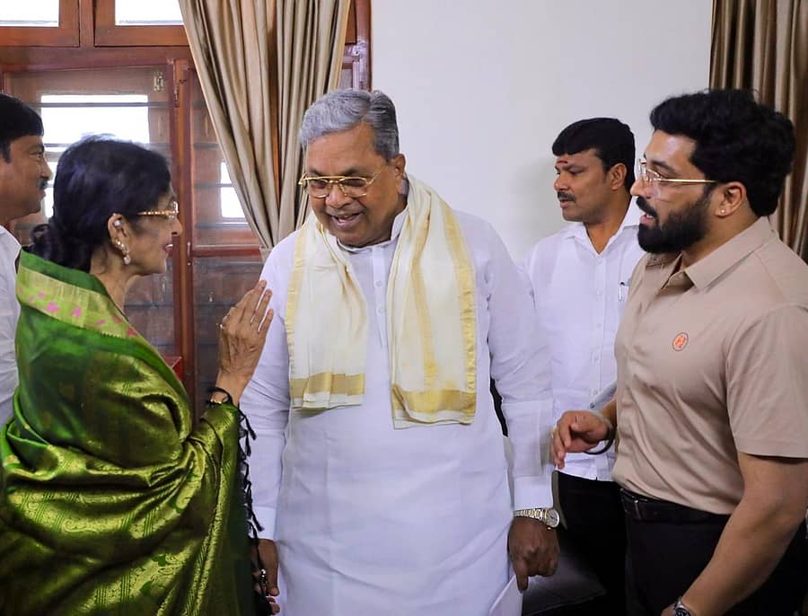 <div class="paragraphs"><p>ಭೇಟಿಯ ವೇಳೆ ಭಾರತಿ ವಿಷ್ಣುವರ್ಧನ್‌ ಮತ್ತು ಸಿದ್ದರಾಮಯ್ಯ ಚರ್ಚಿಸಿದರು. ಅನಿರುದ್ಧ ಉಪಸ್ಥಿತರಿದ್ದರು</p></div>