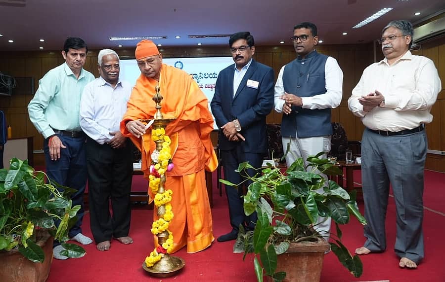 ತುಮಕೂರು ವಿ.ವಿಯಲ್ಲಿ ಬುಧವಾರ ನಡೆದ ಪ್ರೇರಣಾ ಉಪನ್ಯಾಸವನ್ನು ಜಪಾನಂದ ಸ್ವಾಮೀಜಿ ಉದ್ಘಾಟಿಸಿದರು. ಡಾ.ಸಿ.ಆರ್.ಚಂದ್ರಶೇಖರ್, ಪ್ರೊ.ಎಂ.ವೆಂಕಟೇಶ್ವರಲು, ಪ್ರೊ.ಎನ್.ಸತೀಶ್ ಗೌಡ, ಪ್ರೊ.ಬಿ.ರವೀಂದ್ರ ಕುಮಾರ್, ಪ್ರೊ.ಎಸ್.ಶ್ರೀನಿವಾಸ್ ಉಪಸ್ಥಿತರಿದ್ದರು