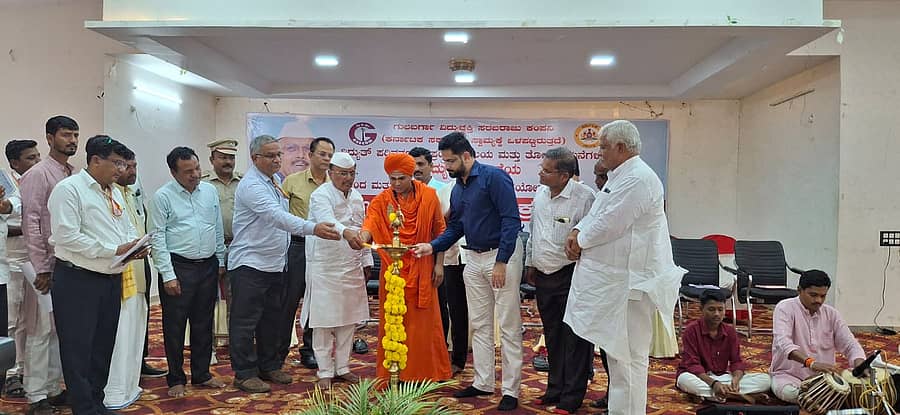 ಆಳಂದದ ಲಿಂಗಾಯತ ಭವನದಲ್ಲಿ ಬಿ.ಆರ್.ಪಾಟೀಲ ಅವರು ತೋಟದ ಮನೆಗಳಿಗೆ ವಿದ್ಯುತ್‌ ಸೌಲಭ್ಯ ಕಾರ್ಯಕ್ರಮಕ್ಕೆ ಚಾಲನೆ ನೀಡಿದರು.