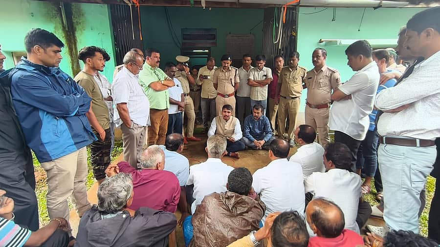 ಶೃಂಗೇರಿಯ ಅರಣ್ಯ ಇಲಾಖೆಯ ಎದುರು ಮಲೆನಾಡು ನಾಗರಿಕ ಹಕ್ಕುಗಳ ಹೋರಾಟ ಸಮಿತಿ ಆಯೋಜಿಸಿದ್ದ ‘ಕಾಡಾನೆ ಹಾವಳಿ ತಡೆಯಬೇಕೆಂಬ’ ಪ್ರತಿಭಟನೆಯಲ್ಲಿ ಉಪ ಅರಣ್ಯ ಸಂರಕ್ಷಣಾಧಿಕಾರಿ ಶಿವಶಂಕರ್ ಇ ಮಾತನಾಡಿದರು
