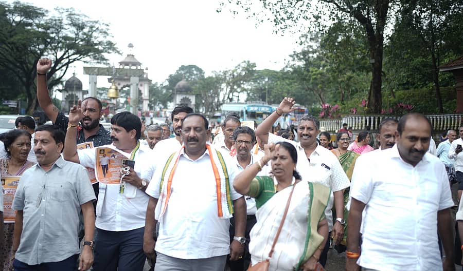 ಶಾಸಕ ಕೆ. ಹರೀಶ್ ಗೌಡರ ನೇತೃತ್ವದಲ್ಲಿ ಎರಡು ಸಾವಿರ ಮಂದಿ ಭಕ್ತರು ಹಾಗೂ ಅಭಿಮಾನಿಗಳು ಬುಧವಾರ ಸಂಜೆ ಧರ್ಮಸ್ಥಳಕ್ಕೆ ಆಗಮಿಸಿದರು
