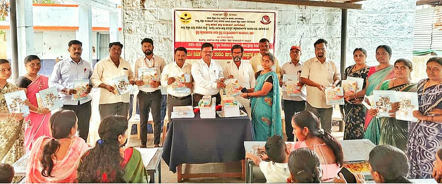ಬೀಳಗಿ ತಾಲ್ಲೂಕಿನ ಅರಕೇರಿ ಗ್ರಾಮದ ಸರ್ಕಾರಿ ಹಿರಿಯ ಪ್ರಾಥಮಿಕ ಶಾಲೆಯಲ್ಲಿ ಜರುಗಿದ ಕಾರ್ಯಕ್ರಮದಲ್ಲಿ ಜಿಲ್ಲಾ ವಯಸ್ಕರ ಶಿಕ್ಷಣಾಧಿಕಾರಿ ಆರ್.ಎಂ. ಮಕಾನದಾರ ಅವರು ಬೋಧನಾ ಉಪಕರಣ ವಿತರಿಸಿದರು