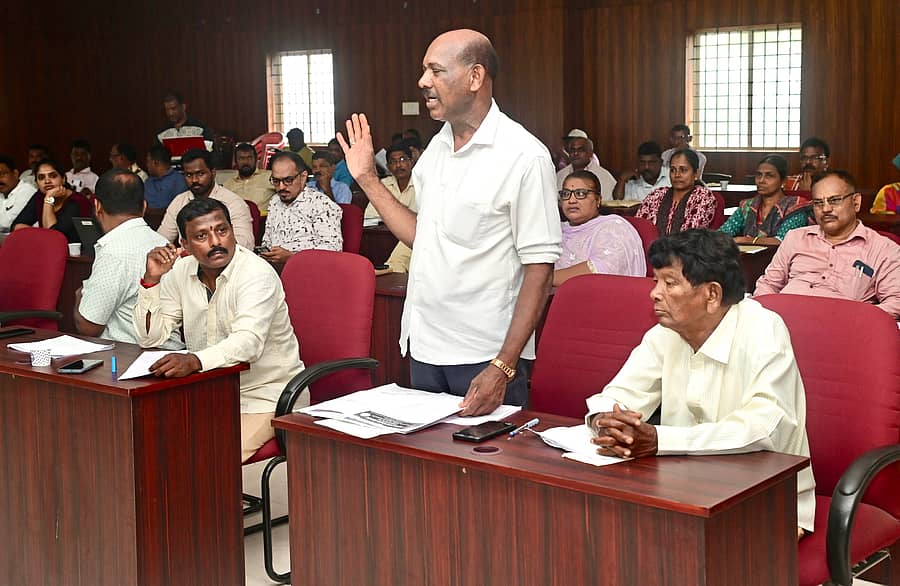 ಮಂಗಳೂರು ತಾಲ್ಲೂಕು ಪಂಚಾಯಿತಿ ಕಚೇರಿಯಲ್ಲಿ ನಡೆದ ಎಸ್ಸಿಎಸ್ಟಿ ಸಭೆಯಲ್ಲಿ ಮುಖಂಡರೊಬ್ಬರು ಮಾತನಾಡಿದು ಪ್ರಜಾವಾಣಿ ಚಿತ್ರ