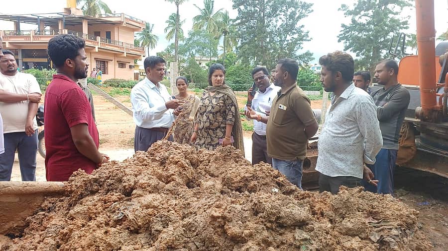 ಶಿಡ್ಲಘಟ್ಟದ ಚಿಂತಾಮಣಿ ಮಾರ್ಗದ ಟೋಲ್ಗೇಟ್ ಬಳಿ ಹಾದು ಹೋಗಿರುವ ರಾಜಕಾಲುವೆ ಆಸುಪಾಸಿನ ಮನೆಗೆ ತೆರಳಲು ಇರುವ ಕಲ್ಲು ಚಪ್ಪಡಿ ತೆಗೆಯದಂತೆ ಸ್ಥಳೀಯರು ಪಟ್ಟು ಹಿಡಿದರು