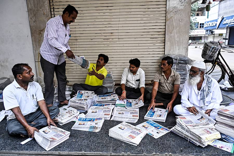 ಕಲಬುರಗಿಯ ಕೆಕೆಸಿಸಿಐ ಕಚೇರಿ ಬಳಿ ಬೆಳಂಬೆಳಿಗ್ಗೆ ‘ಪ್ರಜಾವಾಣಿ’ ಹಾಗೂ ‘ಡೆಕ್ಕನ್‌ ಹೆರಾಲ್ಡ್‌’ ಪತ್ರಿಕೆಗಳನ್ನು ಹೊಂದಿಸಿಕೊಳ್ಳುವಲ್ಲಿ ನಿರತರಾದ ಪತ್ರಿಕಾ ವಿತರಕರು –ಪ್ರಜಾವಾಣಿ ಚಿತ್ರಗಳು: ತಾಜುದ್ದೀನ್ ಆಜಾದ್‌