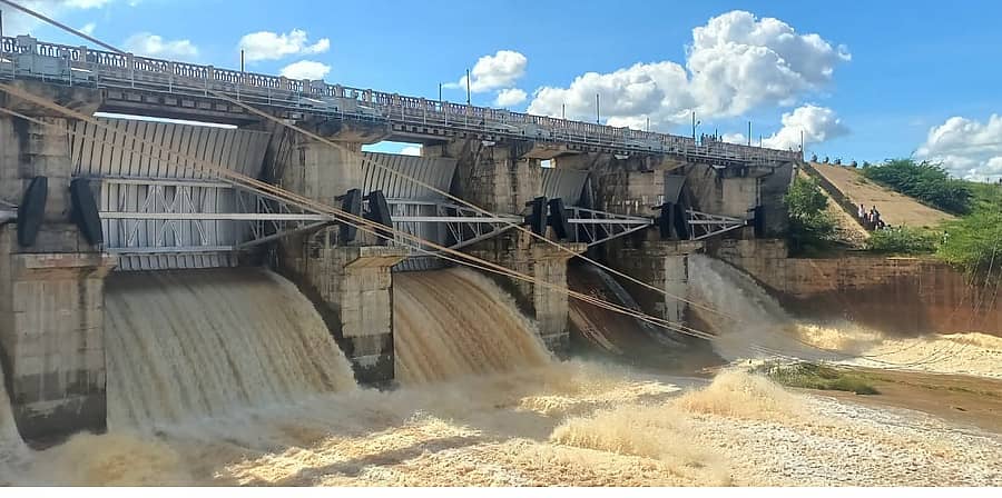 ಮೊಳಕಾಲ್ಮುರು ತಾಲ್ಲೂಕಿನ ರಂಗಯ್ಯನದುರ್ಗ ಜಲಾಶಯದಿಂದ ಬುಧವಾರ ನೀರು ಹೊರ ಬಿಟ್ಟಿರುವುದು