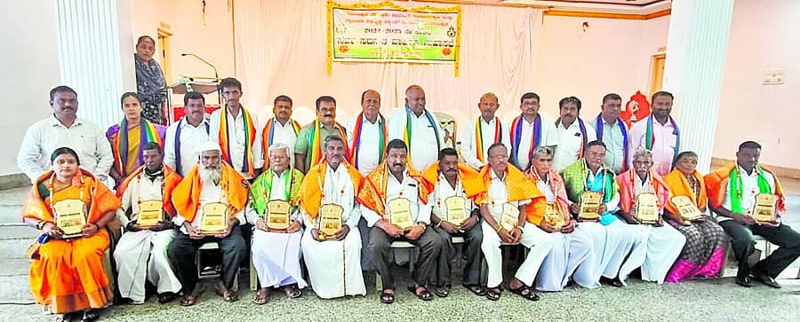 <div class="paragraphs"><p>ತಿ.ನರಸೀಪುರ‌ ಪಟ್ಟಣದ ಅಂಬೇಡ್ಕರ್ ಭವನದಲ್ಲಿ‌ ನಡೆದ ಪಿಕಾರ್ಡ್ ಬ್ಯಾಂಕ್ ವಾರ್ಷಿಕ ಸಭೆಯಲ್ಲಿ 15 ರೈತರನ್ನು ಸನ್ಮಾನಿಸಲಾಯಿತು</p></div>