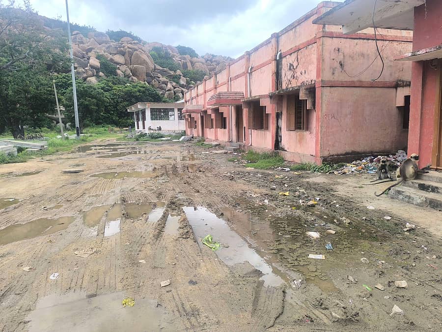 ಪಂಪಾಸರೋವರ ಧರ್ಮಶಾಲಾ ಬಳಿ ಮಳೆ ನೀರು ನಿಂತು ಕೆಸರುಮಯವಾಗಿದೆ