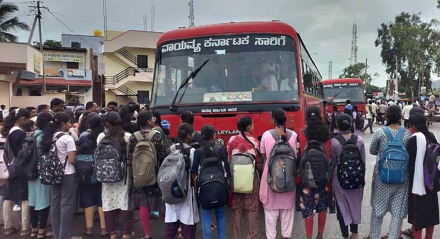ಬಸ್ ಸೌಲಭ್ಯ ಕಲ್ಪಿಸುವಂತೆ ಒತ್ತಾಯಿಸಿ ಶಿರೂರ ಪಟ್ಟಣದಲ್ಲಿ ಬುಧವಾರ ವಿದ್ಯಾರ್ಥಿಗಳು ರಸ್ತೆ ತಡೆ ನಡೆಸಿದರು.