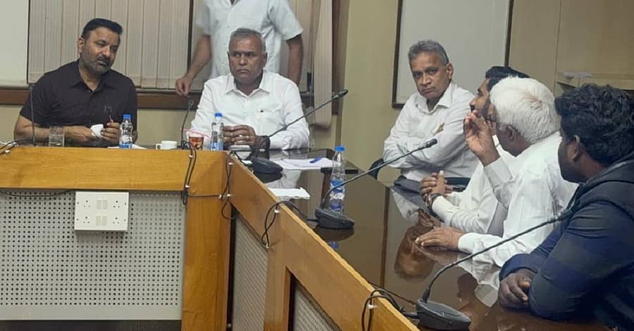 <div class="paragraphs"><p>ಬೆಂಗಳೂರಿನಲ್ಲಿ ಕಾರ್ಮಿಕ ಸಚಿವ ಸಂತೋಷ್‌ ಲಾಡ್‌ ಜೊತೆ ಬುಧವಾರ ನಡೆದ ಸಭೆಯಲ್ಲಿ ಶಾಸಕ ಕೆ.ವೈ.ನಂಜೇಗೌಡ ಪಾಲ್ಗೊಂಡಿದ್ದರು.</p></div>