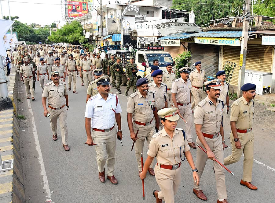 ಕಲಬುರಗಿ ನಗರದ ವಿವಿಧೆಡೆ ಪೊಲೀಸ್ ಕಮಿನಷರ್ ಶರಣಪ್ಪ ಎಸ್.ಡಿ. ನೇತೃತ್ವದಲ್ಲಿ ಪೊಲೀಸರು ಬುಧವಾರ ಪಥಸಂಚಲನ ನಡೆಸಿದರು. ಕಲಬುರಗಿ ಪೊಲೀಸ್ ವಸತಿ ಶಾಲೆಯ ಪ್ರಾಚಾರ್ಯ ಡಿ.ಕಿಶೋರಬಾಬು, ಡಿಸಿಪಿ ಕನಿಕಾ ಸಿಕ್ರಿವಾಲ್ ಪಾಲ್ಗೊಂಡಿದ್ದರು