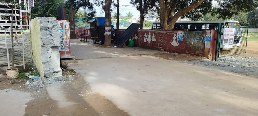 ಹೊಸಕೋಟೆ ಸರ್ಕಾರಿ ಪ್ರಥಮ ದರ್ಜೆ ಕಾಲೇಜಿನ ಗೇಟ್ ಮುಂಭಾಗ ಚರ್ಚ್ ಬಳಿ ಕಾಂಪೌಂಡ್ ಗೋಡೆ ಕೆಡವಲಾಗಿದೆ