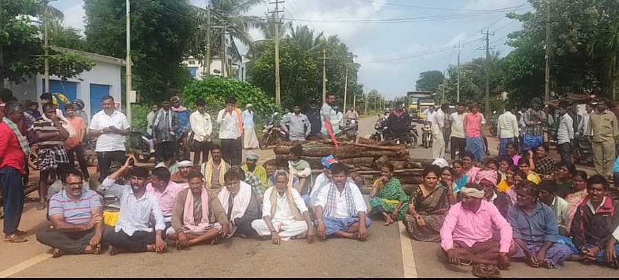 ಶಿಕಾರಿಪುರ ತಾಲ್ಲೂಕಿನ ಹುಲುಗಿನಕಟ್ಟೆ ಗ್ರಾಮಸ್ಥರು ಬುಧವಾರ ಸ್ಮಶಾನ ಜಾಗ ವಿವಾದ ಪರಿಹರಿಸಬೇಕು ಎಂದು ಒತ್ತಾಯಿಸಿ ರಸ್ತೆಯಲ್ಲೆ ಕಟ್ಟಿಗೆರಾಶಿ ಹಾಕಿ ರಸ್ತೆತಡೆ ನಡೆಸಿದರು