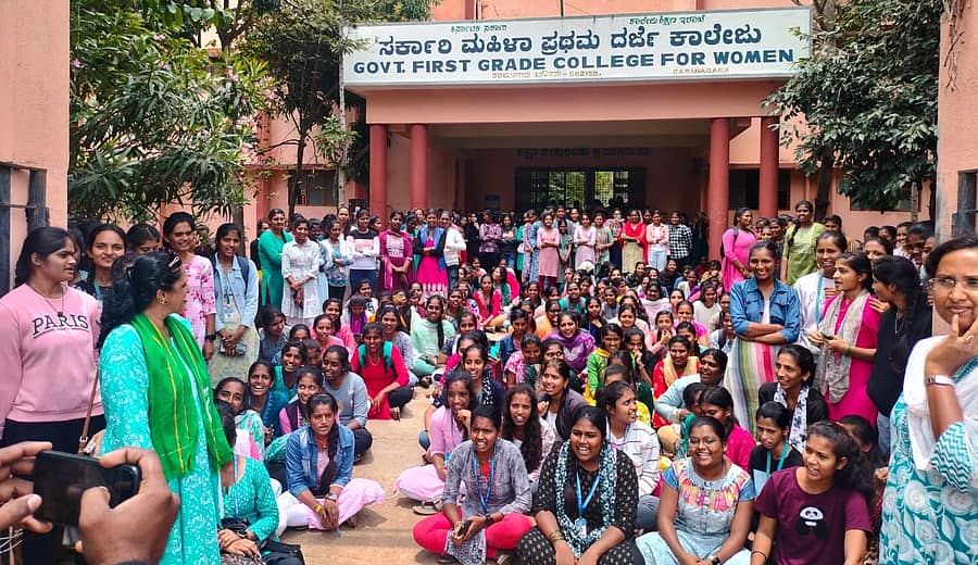 ಕೆಎಸ್‌ಆರ್‌ಟಿಸಿ ಬಸ್‌ನಲ್ಲಿ ನಿಂದನೆ ಖಂಡಿಸಿ, ರಾಮನಗರದ ಮಾಗಡಿ ರಸ್ತೆಯಲ್ಲಿರುವ ಸರ್ಕಾರಿ ಮಹಿಳಾ ಪ್ರಥಮ ದರ್ಜೆ ಕಾಲೇಜಿನ ವಿದ್ಯಾರ್ಥಿನಿಯರು ಕಾಲೇಜು ಎದುರು ಬುಧವಾರ ಪ್ರತಿಭಟನೆ ನಡೆಸಿದರು