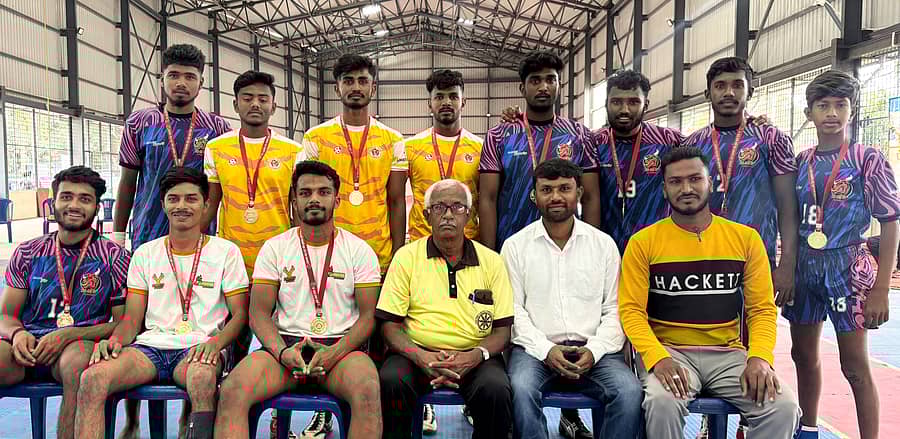 ತುಮಕೂರಿನಲ್ಲಿ ಬುಧವಾರ ಮುಕ್ತಾಯವಾದ ಜಿಲ್ಲಾ ಮಟ್ಟದ ದಸರಾ ಕ್ರೀಡಾಕೂಟದ ಕಬಡ್ಡಿ ಪಂದ್ಯದಲ್ಲಿ ವಿಜೇತರಾದ ಕುಣಿಗಲ್‌ ತಂಡ