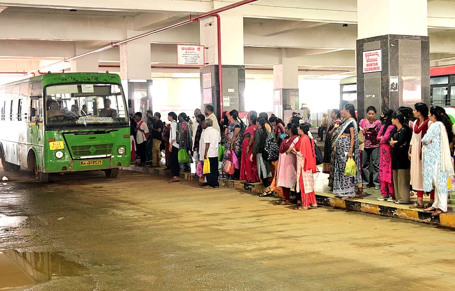 ನಾಲ್ಕೂವರೆ ತಿಂಗಳಿನಿಂದ ಬಂದ್‌ ಆಗಿದ್ದ ಹುಬ್ಬಳ್ಳಿಯ ಉಪನಗರ ಕೇಂದ್ರ (ಹಳೇ) ಬಸ್‌ ನಿಲ್ದಾಣ ಬುಧವಾರದಿಂದ ಪುನರಾರಂಭವಾಗಿದೆ         –ಪ್ರಜಾವಾಣಿ ಚಿತ್ರ