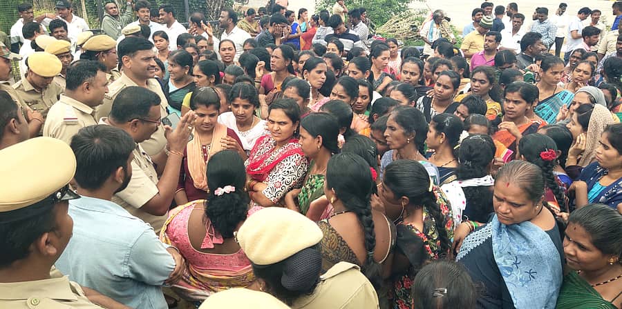 ಬಾಗೇಪಲ್ಲಿ ಹೊರವಲಯದ ಚೌದರಿ ಗಾರ್ಮೆಂಟ್ಸ್ ಮುಂದೆ ಕಾರ್ಮಿಕರು ಪ್ರತಿಭಟನೆ ಹಮ್ಮಿಕೊಂಡಿದ್ದರು