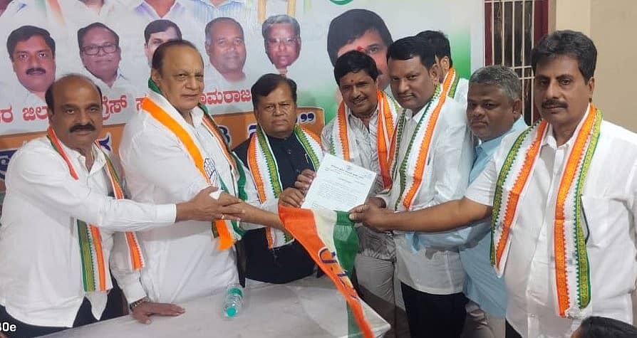 ಚಾಮರಾಜನಗರ ಜಿಲ್ಲಾ ಕಾಂಗ್ರೆಸ್ ಸಮಿತಿ ಕಚೇರಿಯಲ್ಲಿ ಕೆಪಿಸಿಸಿ ಪ್ರಚಾರ ಸಮಿತಿ ಜಿಲ್ಲಾಧ್ಯಕ್ಷ ಹೊಸಹಳ್ಳಿ ಮಧುಸೂಧನ್ ಅವರಿಗೆ ಕೆಪಿಸಿಸಿ ಪ್ರಚಾರ ಸಮಿತಿ ರಾಜ್ಯಾಧ್ಯಕ್ಷ ವಿನಯಕುಮಾರ್ ಸೊರಕೆ ಆದೇಶ ಪತ್ರ ಹಸ್ತಾಂತರಿಸಿದರು