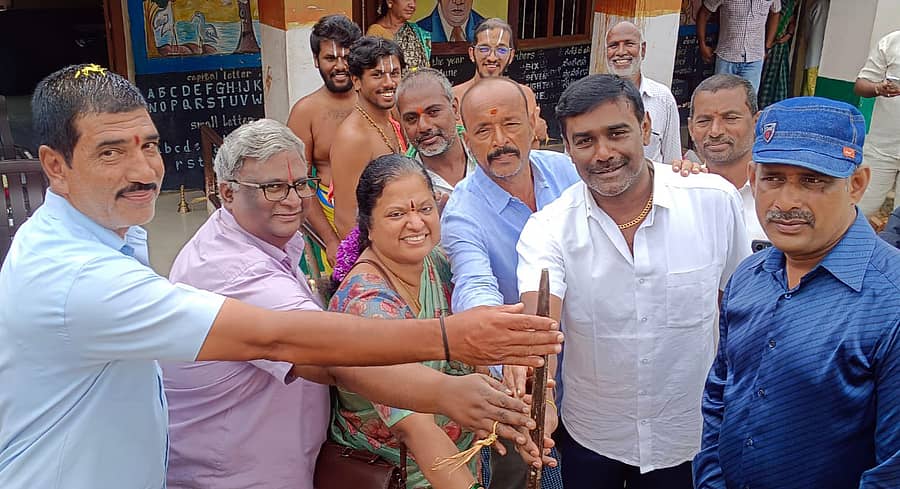 ಶ್ರೀರಂಗಪಟ್ಟಣ ತಾಲ್ಲೂಕಿನ ರಾಂಪುರ ಗ್ರಾಮದ ಸರ್ಕಾರಿ ಕಿರಿಯ ಪ್ರಾಥಮಿಕ ಶಾಲೆಯ ನೂತನ ಕಟ್ಟಡ ನಿರ್ಮಾಣಕ್ಕೆ ಗ್ರಾಮದ ಮುಖಂಡರು ಬುಧವಾರ ಭೂಮಿಪೂಜೆ ನೆರವೇರಿಸಿದರು