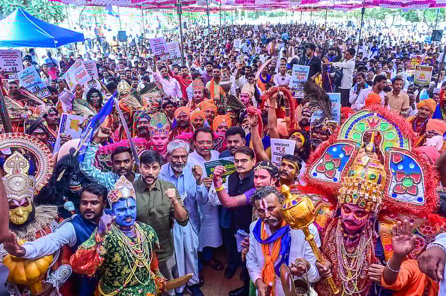 ಬೆಂಗಳೂರಿನ ಸ್ವಾತಂತ್ರ್ಯ ಉದ್ಯಾನದಲ್ಲಿ ಬುಧವಾರ ಆರಂಭವಾದ ಅನಿರ್ದಿಷ್ಟಾವಧಿ ಪ್ರತಿಭಟನೆಯಲ್ಲಿ ಅಸ್ಪೃಶ್ಯ ಅಲೆಮಾರಿ ಸಮುದಾಯಗಳ ಮಹಾ ಒಕ್ಕೂಟದ ಸದಸ್ಯರು ಪಾಲ್ಗೊಂಡಿದ್ದರು
ಪ್ರಜಾವಾಣಿ ಚಿತ್ರ. ಪ್ರಶಾಂತ್ ಎಚ್.ಜಿ.