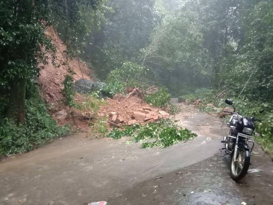ಭೂಕುಸಿತದಿಂದ ಬಿಸಿಲೆ ಘಾಟ್‌ನ ಅಡ್ಡಹೊಳೆ ಸಮೀಪ ಬುಧವಾರ ರಸ್ತೆಗೆ ಮಣ್ಣು ಕುಸಿದು ಸಂಚಾರ ಸ್ಥಗಿತವಾಗಿತ್ತು