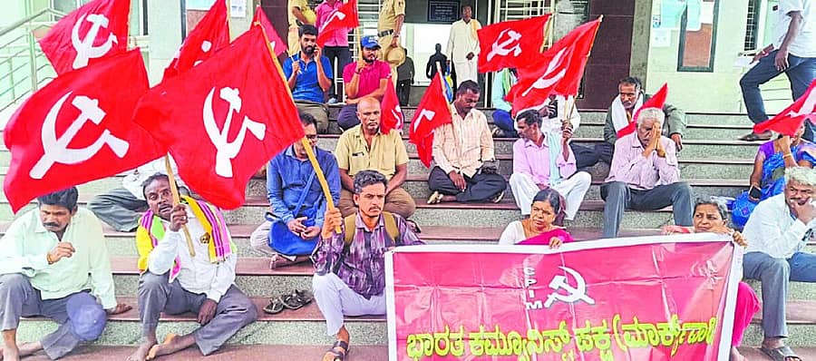 <div class="paragraphs"><p>ಕೋಲಾರದ ತಹಶೀಲ್ದಾರ್‌ ಕಚೇರಿ ಮುಂದೆ ಮಂಗಳವಾರ ಸಿಪಿಎಂ ಮುಖಂಡರು, ಕಾರ್ಯಕರ್ತರು ಪ್ರತಿಭಟನೆ ನಡೆಸಿದರು</p></div>
