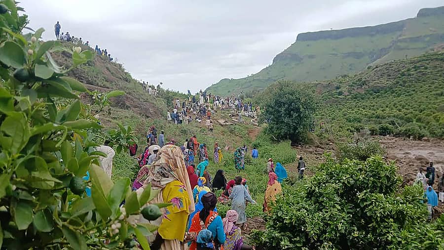 ಭೂಕುಸಿತದಿಂದ ನಾಶವಾದ ತಾರಾಸಿನ್‌ ಗ್ರಾಮದ ಚಿತ್ರಣವನ್ನು ನೋಡಲು ಬಂದಿದ್ದ ಜನರು
ಎಎಫ್‌ಪಿ ಚಿತ್ರ