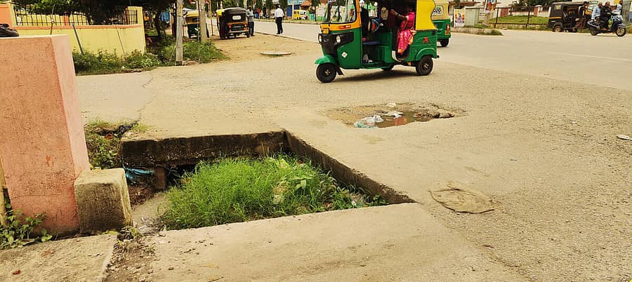 <div class="paragraphs"><p>ಕೊರಟಗೆರೆ ಬಸ್ ನಿಲ್ದಾಣ ಬಳಿಯ ತೆರೆದ ಚರಂಡಿ</p></div>