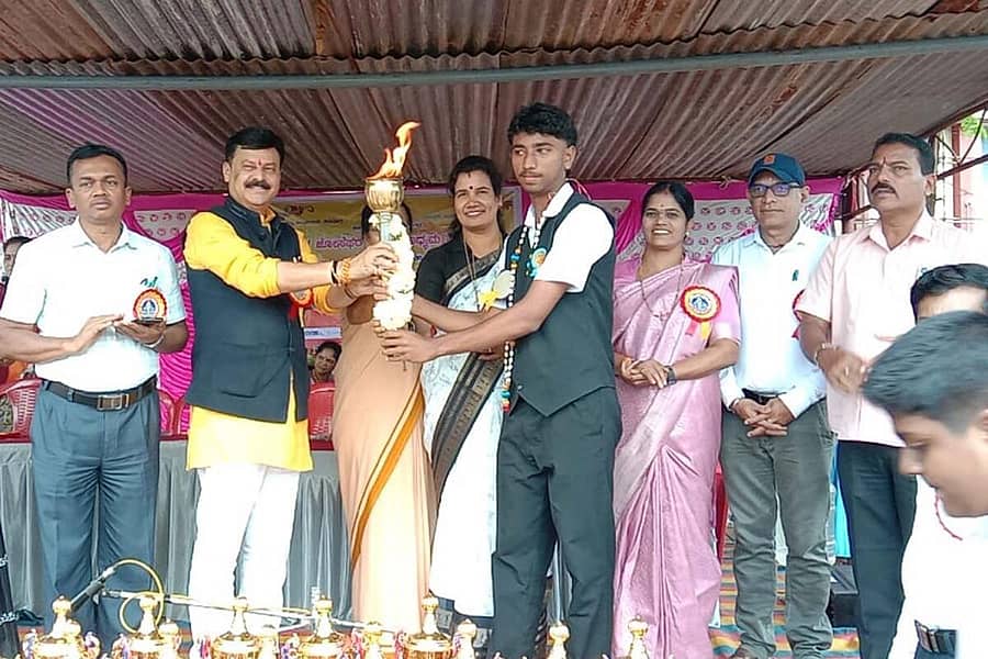 <div class="paragraphs"><p>ಸಾಗರದಲ್ಲಿ ಮಂಗಳವಾರ ನಡೆದ ವಲಯ ಮಟ್ಟದ ಪ್ರೌಢಶಾಲಾ ವಿದ್ಯಾರ್ಥಿಗಳ ಕ್ರೀಡಾಕೂಟವನ್ನು ಶಾಸಕ ಗೋಪಾಲಕೃಷ್ಣ ಬೇಳೂರು ಉದ್ಘಾಟಿಸಿದರು</p></div>