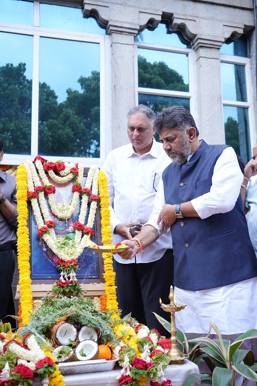 ಜಿಬಿಎ ನಾಮಫಲಕ ಅನಾವರಣ ಸಂದರ್ಭದಲ್ಲಿ ಡಿ.ಕೆ. ಶಿವಕುಮಾರ್‌ ಅವರು ಭುವನೇಶ್ವರಿ ಚಿತ್ರಕ್ಕೆ ಪೂಜೆ ಸಲ್ಲಿಸಿದರು
