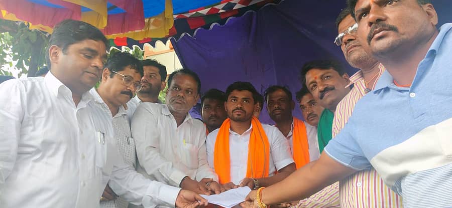 ಮುದ್ದೇಬಿಹಾಳ ತಾಲ್ಲೂಕು ತಂಗಡಗಿಯಲ್ಲಿ ರಾಜ್ಯ ಹೆದ್ದಾರಿಯ ಬಾಕಿ ರಸ್ತೆ ಕಾಮಗಾರಿ ಪೂರ್ಣಗೊಳಿಸುವಂತೆ ಆಗ್ರಹಿಸಿ ಮಂಗಳವಾರ ನಡೆಸಿದ ಧರಣಿ ಸ್ಥಳಕ್ಕೆ ಭೇಟಿ ನೀಡಿದ್ದ ಹುಬ್ಬಳ್ಳಿ ಕೆ.ಆರ್.ಡಿ.ಸಿ.ಎಲ್ ಅಧಿಕಾರಿಗಳು, ಶೀಘ್ರವೇ ರಸ್ತೆ ಕಾಮಗಾರಿ ಕೈಗೊಳ್ಳುವುದಾಗಿ ಹೋರಾಟಗಾರರಿಗೆ ಲಿಖಿತ ಪತ್ರ ನೀಡಿದರು