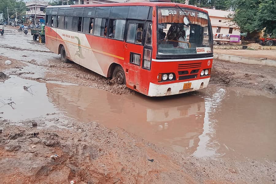 ಕವಿತಾಳ ಸಮೀಪದ ಬಾಗಲವಾಡ ಗ್ರಾಮದ ಮುಖ್ಯರಸ್ತೆ ಮಳೆಯಿಂದ ಹದಗೆಟ್ಟಿದೆ
