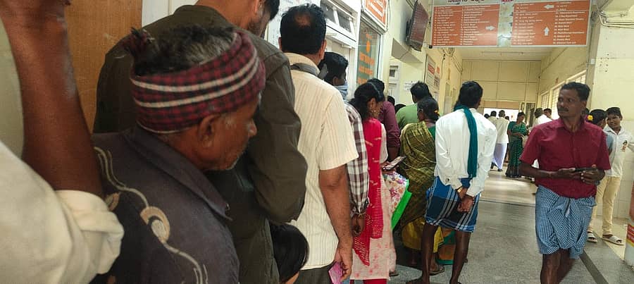 ಗುಂಡ್ಲುಪೇಟೆ ಪಟ್ಟಣದ ತಾಲ್ಲೂಕು ಸಾರ್ವಜನಿಕ ಆಸ್ಪತ್ರೆಯಲ್ಲಿ ಓಪಿಡಿ ಚೀಟಿ ಪಡೆಯಲು ರೋಗಿಗಳು ಸರತಿ ಸಾಲಿನಲ್ಲಿ ನಿಂತಿರುವುದು