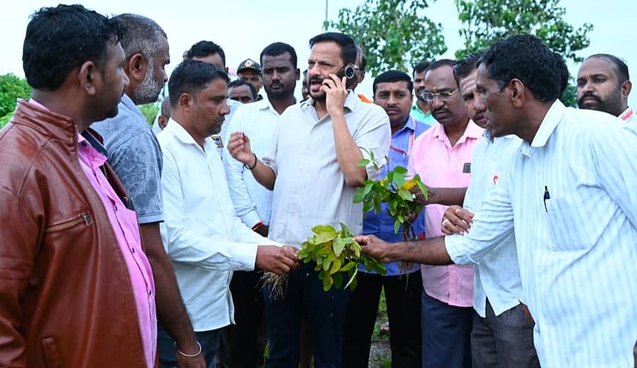 ಹುಲಸೂರ ತಾಲ್ಲೂಕಿನ ಬೇಲೂರು ಗ್ರಾಮದ ರೈತರ ಜಮೀನುಗಳಿಗೆ ವಿಧಾನ ಪರಿಷತ್ ಮಾಜಿ ಸದಸ್ಯ ವಿಜಯ್ ಸಿಂಗ್ ಭೇಟಿ ನೀಡಿದರು