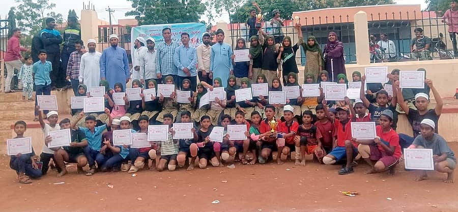ವಲಯಮಟ್ಟದ ಕ್ರೀಡಾಕೂಟದಲ್ಲಿ ಉತ್ತಮ ಸಾಧನೆ ಮಾಡಿದ ತೇರದಾಳ ತಾಲ್ಲೂಕಿನ ಹನಗಂಡಿಯ ಸರ್ಕಾರಿ ಉರ್ದು ಪ್ರಾಥಮಿಕ ಶಾಲೆ ವಿದ್ಯಾರ್ಥಿಗಳಿಗೆ ಪ್ರಮಾಣಪತ್ರ ವಿತರಿಸಲಾಯಿತು