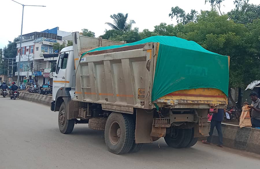 ಹೂವಿನಹಡಗಲಿಯಲ್ಲಿ ಮರಳು ಸಾಗಣೆಯ ಟಿಪ್ಪರ್ ಗಳು ಓಡಾಡುತ್ತಿರುವುದು