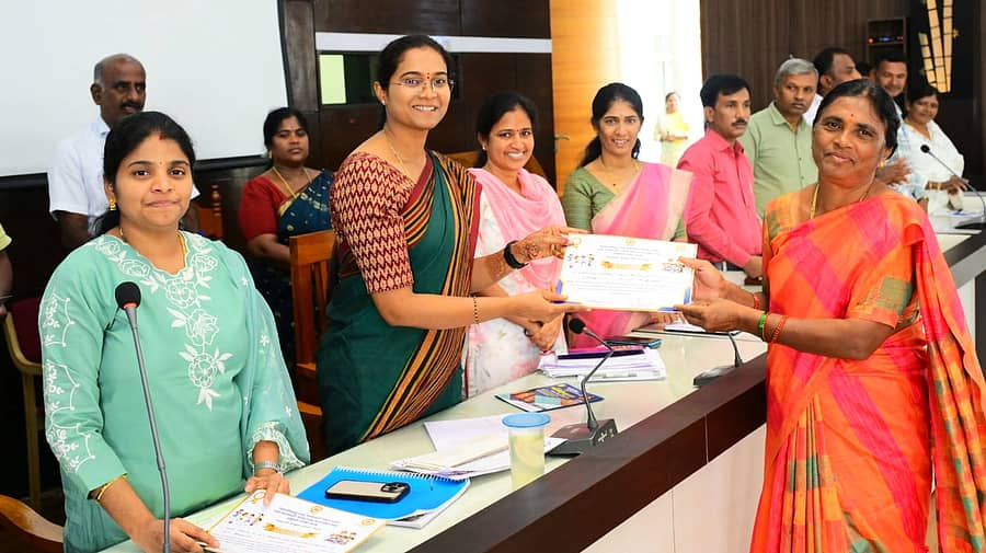 ಮಂಡ್ಯ ಜಿಲ್ಲಾ ಪಂಚಾಯಿತಿಯ ಕಾವೇರಿ ಸಭಾಂಗಣದಲ್ಲಿ ಬುಧವಾರ ನಡೆದ ಗ್ರಂಥಪಾಲಕರ ದಿನಾಚರಣೆಯಲ್ಲಿ ಉತ್ತಮ ಗ್ರಂಥಪಾಲಕರಿಗೆ ಸಿಇಒ ಕೆ.ಆರ್‌.ನಂದಿನಿ ಅವರು ಅಭಿನಂದನಾ ಪತ್ರ ವಿತರಿಸಿದರು 