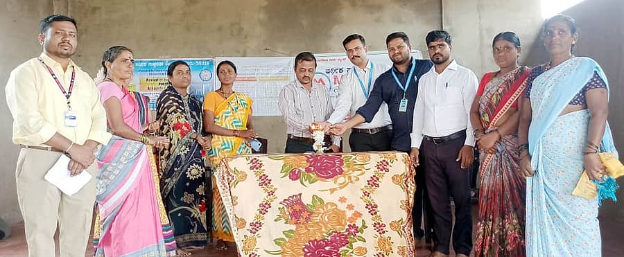 ಸವಣೂರು ತಾಲ್ಲೂಕಿನ ಇಚ್ಚಂಗಿ ಗ್ರಾಮದಲ್ಲಿ ಜರುಗಿದ ಜನ ಸುರಕ್ಷಾ ಅಭಿಯಾನ ಕಾರ್ಯಕ್ರಮ ಹಾಗೂ ಡಿಜಿಟಲ್ ಬ್ಯಾಂಕಿಂಗ್ ಕಾರ್ಯಕ್ರಮವನ್ನು ಕೆನರಾ ಬ್ಯಾಂಕ ವ್ಯವಸ್ಥಾಪಕ ಪ್ರಕಾಶ ಗೌರವ್ ಉದ್ಘಾಟಿಸಿದರು.