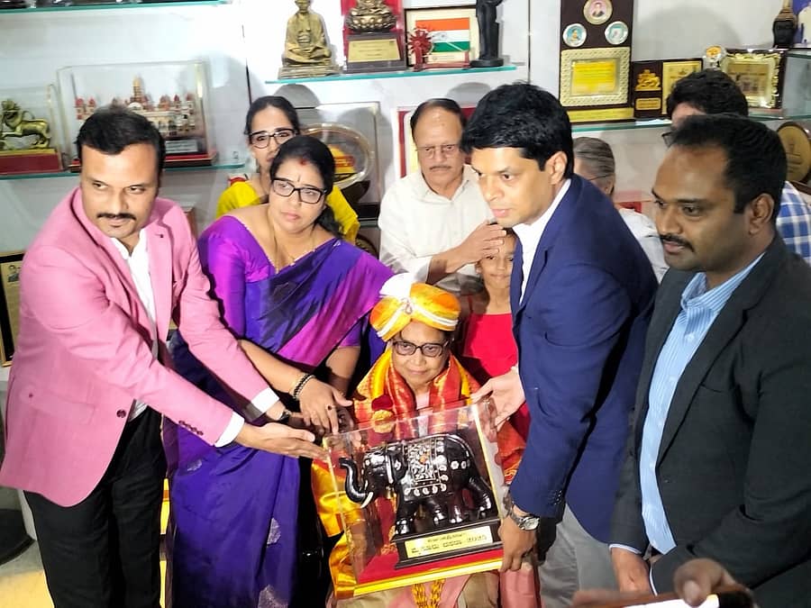 ಮೈಸೂರು ದಸರಾ ಉದ್ಘಾಟಿಸಬೇಕೆಂದು ಲೇಖಕಿ ಬಾನು ಮುಷ್ತಾಕ್‌ ಅವರಿಗೆ ಹಾಸನದಲ್ಲಿ ಬುಧವಾರ ಮೈಸೂರು ಜಿಲ್ಲಾಧಿಕಾರಿ ಲಕ್ಷ್ಮಿಕಾಂತ್‌ ರೆಡ್ಡಿ ಅಧಿಕೃತ ಆಹ್ವಾನ ನೀಡಿದರು