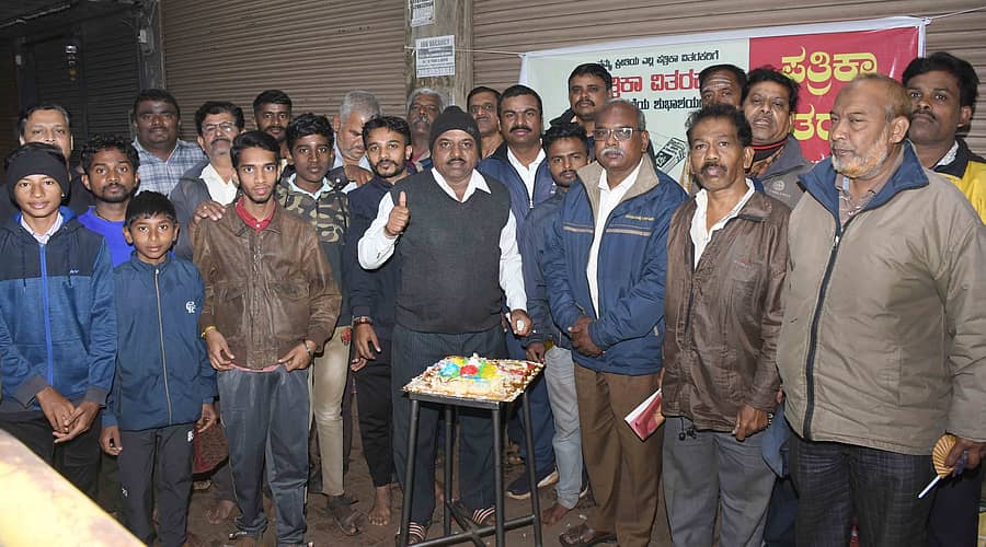 ಧಾರವಾಡದಲ್ಲಿ ಗುರುವಾರ ಪತ್ರಿಕಾ ವಿತರಕರ ದಿನಾಚರಣೆ ಅಂಗವಾಗಿ ಪತ್ರಿಕಾ ವಿತರಕರು ಕೇಕ್‌ ಕತ್ತರಿಸಿ ಸಂಭ್ರಮಿಸಿದರು.