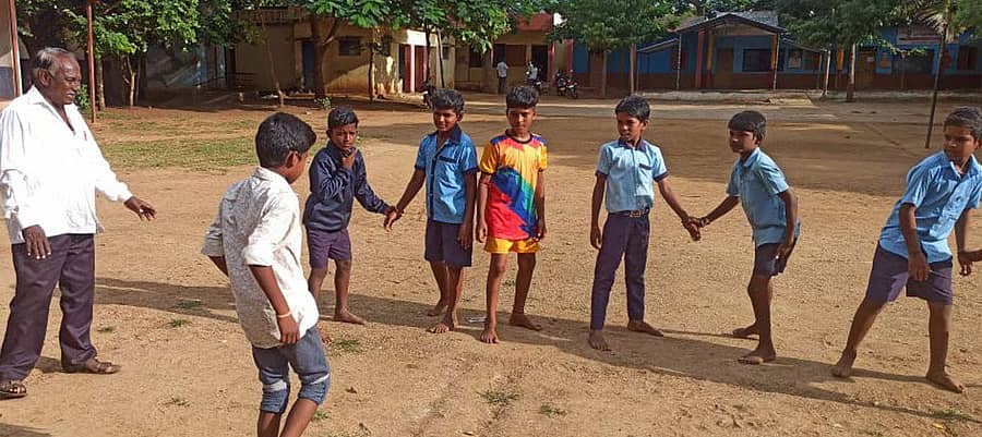 ಬಿಡುವಿನ ಸಮಯದಲ್ಲಿ ಮುಂಡರಗಿ ತಾಲ್ಲೂಕಿನ ಗ್ರಾಮವೊಂದರ ಶಾಲಾ ಆವರಣದಲ್ಲಿ ಮಕ್ಕಳಿಗೆ ಕ್ರೀಡಾ ತರಬೇತಿ ನೀಡುತ್ತಿರುವ ವೀರಣ್ಣ ಸೋವೇನಹಳ್ಳಿ