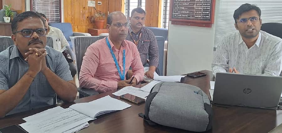 ಶಿವಮೊಗ್ಗ ಜಿಲ್ಲಾಧಿಕಾರಿ ಕಚೇರಿಯಲ್ಲಿ ಆಯೋಜಿಸಿದ್ದ ಜಿಲ್ಲಾ ಮಟ್ಟದ ಆಧಾರ್ ನೋಂದಣಿ ಉಸ್ತುವಾರಿ ಸಮಿತಿ ಸಭೆಯಲ್ಲಿ ಹೆಚ್ಚುವರಿ ಜಿಲ್ಲಾಧಿಕಾರಿ ಸಿದ್ಧಲಿಂಗರೆಡ್ಡಿ ಮಾತನಾಡಿದರು