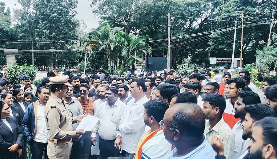 ಹೆಚ್ಚುವರಿ ಜಿಲ್ಲಾ ಪೊಲೀಸ್ ವರಿಷ್ಠಾಧಿಕಾರಿ ಜಯಕುಮಾರ್ ಅವರಿಗೆ ಅನಿಲ್‌ಕುಮಾರ್ ನೇತೃತ್ವದಲ್ಲಿ ವಿವಿಧ ಸಂಘಟನೆಗಳ ಮುಖಂಡರು ಮನವಿ ಸಲ್ಲಿಸಿದರು