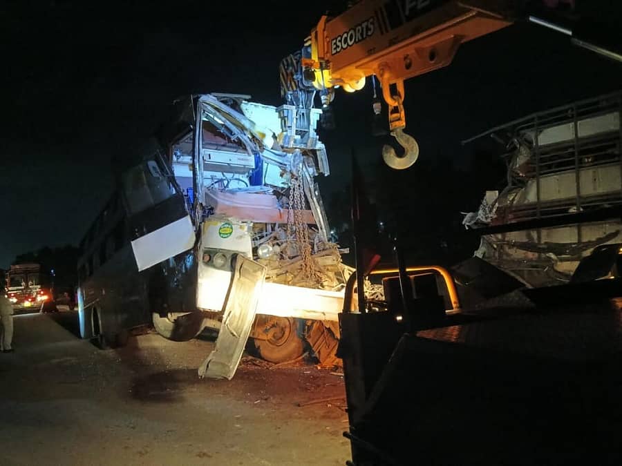 ಎನ್‌ಎಚ್‌–48ರ ಗುಂಡೇನಹಳ್ಳಿ ಬಳಿ ಲಾರಿ ಹಾಗೂ ಬಸ್‌ ನಡುವೆ ಸಂಭವಿಸಿದ್ದ ಅಪಘಾತ 