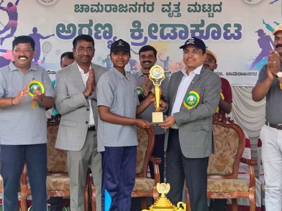 ಚಾಮರಾಜನಗದ ಜಿಲ್ಲಾ ಕ್ರೀಡಾಂಗಣದಲ್ಲಿ ಗುರುವಾರ ಮುಕ್ತಾಯವಾದ ಚಾಮರಾಜನಗರ ವೃತ್ತ ಮಟ್ಟದ ಅರಣ್ಯ ಕ್ರೀಡಾಕೂಟದ ಮಹಿಳೆಯರ ವಿಭಾಗದಲ್ಲಿ ಕಾವೇರಿ ವನ್ಯಜೀವಿ ವಿಭಾಗದ ಅರುಣಾಶ್ರೀ ಹೊಸಮನಿ ಸಮಗ್ರ ಪ್ರಶಸ್ತಿ ಪಡೆದುಕೊಂಡರು